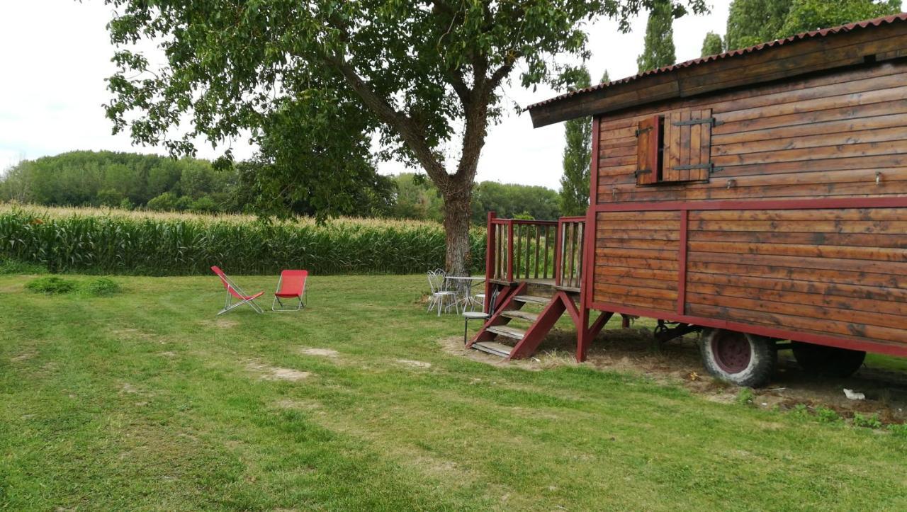 Bed & Breakfast La Ferme De L'isle Et Sa Roulotte