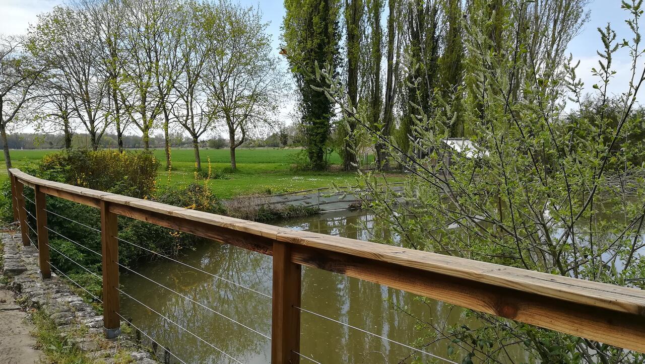 La Ferme De L'isle Et Sa Roulotte
